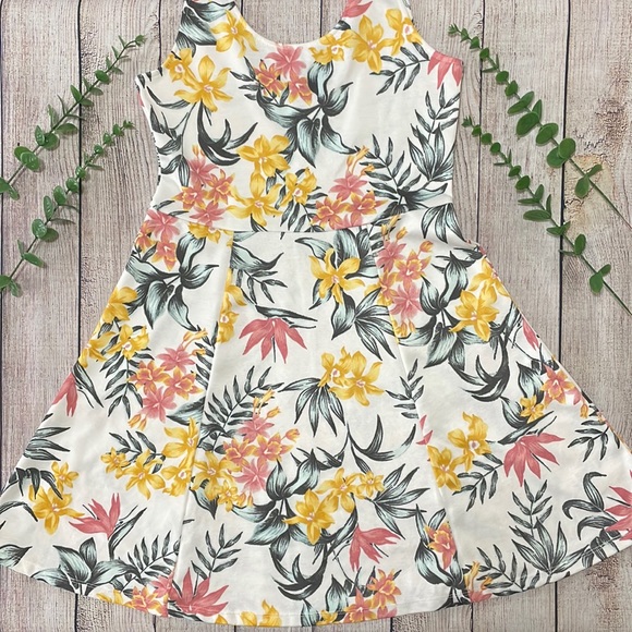 🌸 Clearance! 🌸 H&M White Floral Flare Mini Dress Size 6 - Picture 2 of 9